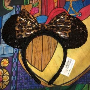 Disney’s cheetah Minnie ears! 🐆🖤